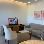 Flat com 65 metros; sala; duas suítes; cozinha Recém-reformado